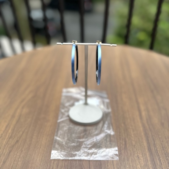 🆕 🦋Alexis Bittar Large Skinny Blue Color Lucite Hoop Earrings - Picture 4 of 4